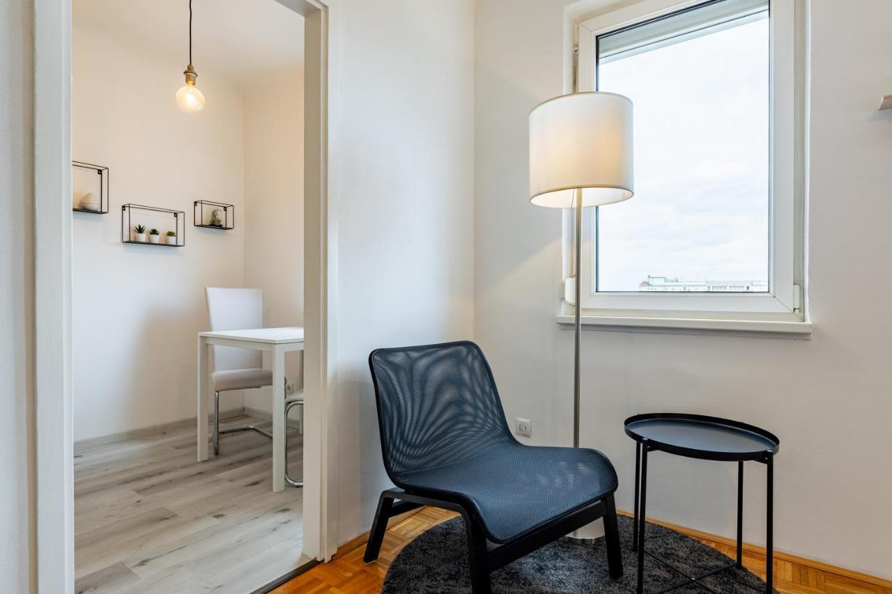 New With A View - Modern Studio Wina Bagian luar foto