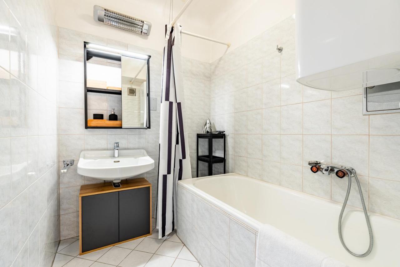 New With A View - Modern Studio Wina Bagian luar foto