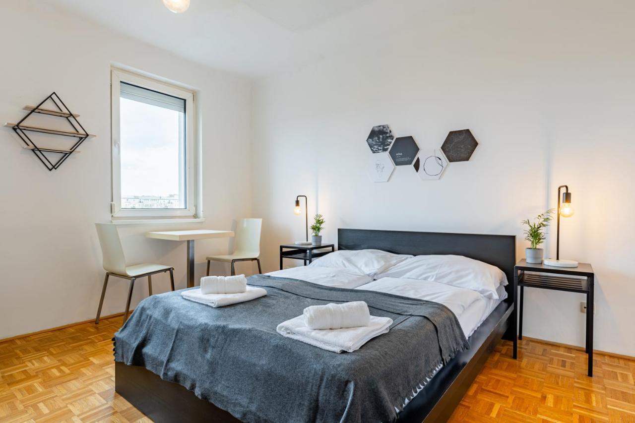 New With A View - Modern Studio Wina Bagian luar foto